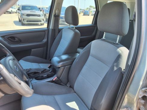Used 2005 Ford Escape XLS image 10