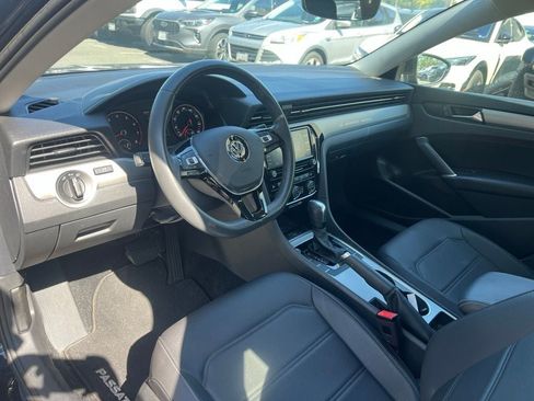 Used 2022 Volkswagen Passat 2.0T SE FWD image 2