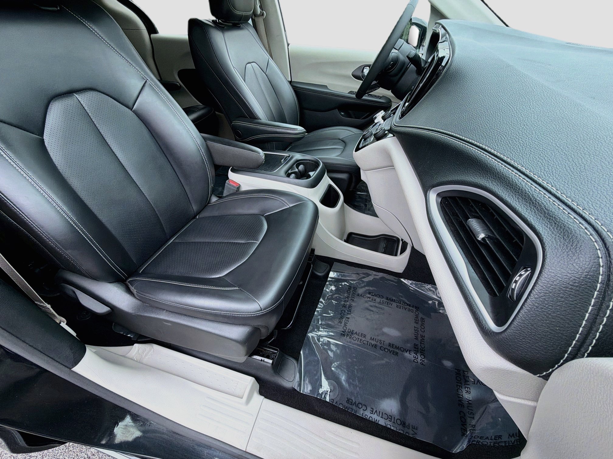 Used 2024 Chrysler Pacifica Limited FWD image 13