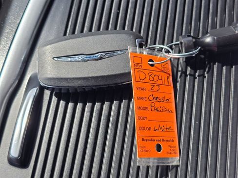 Used 2023 Chrysler Pacifica Touring-L FWD image 31