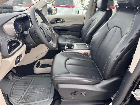 Used 2023 Chrysler Pacifica Touring-L image 9