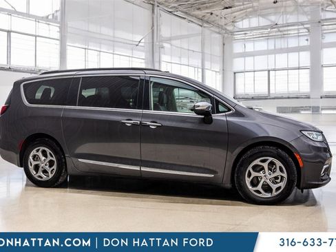 Used 2023 Chrysler Pacifica Limited image 31