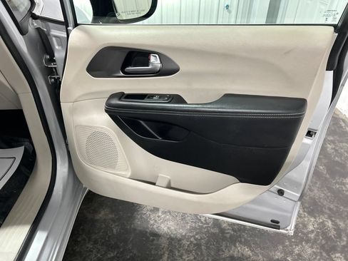 Used 2024 Chrysler Pacifica Touring-L FWD image 19
