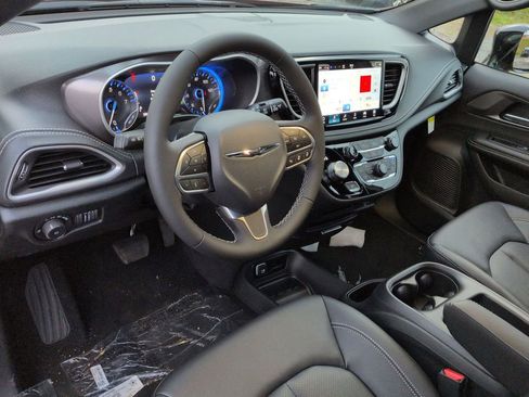 New 2026 Chrysler Pacifica Select image 9