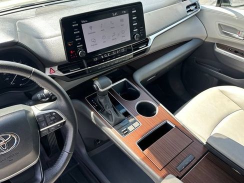 Used 2024 Toyota Sienna XLE w/ XLE Plus Package FWD image 33