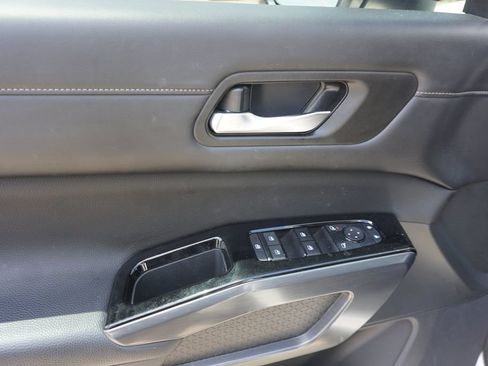 Used 2024 Nissan Pathfinder SL w/ SL Premium Package FWD image 4
