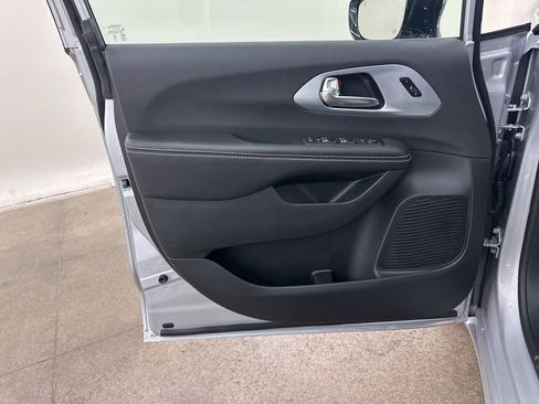 New 2026 Chrysler Pacifica Limited image 27
