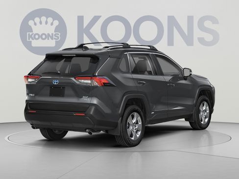 Used 2025 Toyota RAV4 XLE AWD/4WD image 2