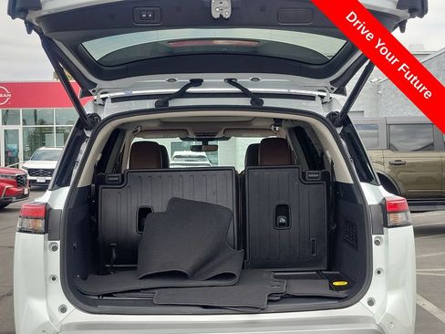 Used 2025 Nissan Pathfinder Platinum FWD image 26
