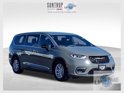 Used 2025 Chrysler Pacifica Select