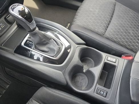 Used 2019 Nissan Rogue SV image 25