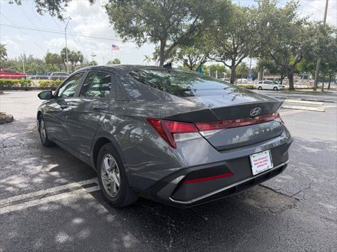 Used 2025 Hyundai Elantra SE FWD image 4