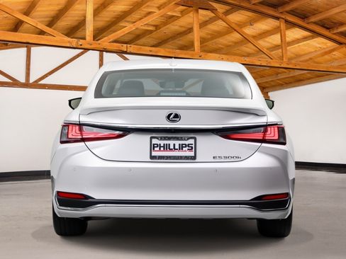 Used 2024 Lexus ES 300h w/ Luxury Package FWD image 4
