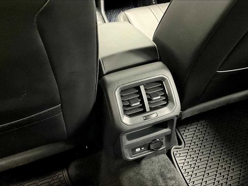 Used 2024 Volkswagen Tiguan SE image 36