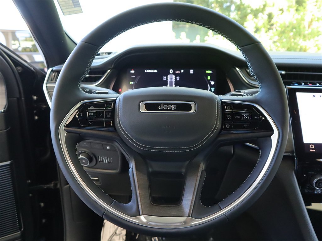 New 2023 Jeep Grand Cherokee Overland w/ Luxury Tech Group IV AWD/4WD image 9