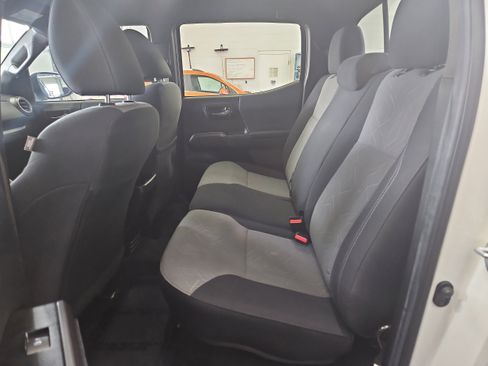 Used 2022 Toyota Tacoma TRD Off-Road image 12