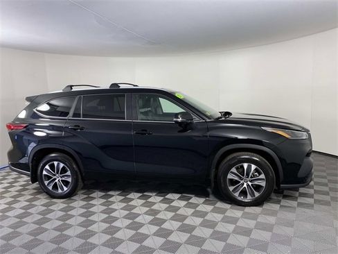 Used 2023 Toyota Highlander XLE image 10