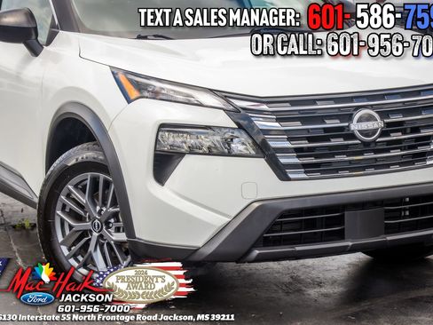 Used 2024 Nissan Rogue S AWD/4WD image 3