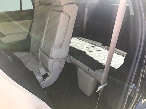 Used 2022 Toyota Highlander XLE FWD image 13