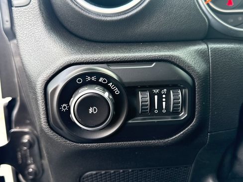Used 2020 Jeep Wrangler Unlimited Sahara AWD/4WD image 18