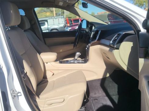Used 2018 Jeep Grand Cherokee Laredo AWD/4WD image 18