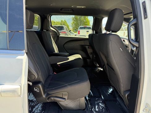 Used 2024 Chrysler Pacifica Touring FWD image 21