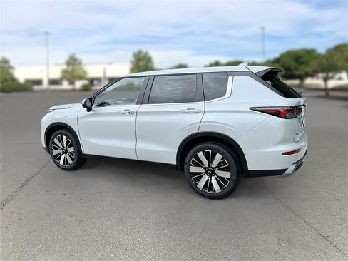 New 2025 Mitsubishi Outlander SE image 5