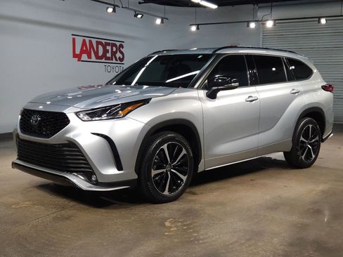 Used 2021 Toyota Highlander XSE FWD image 3