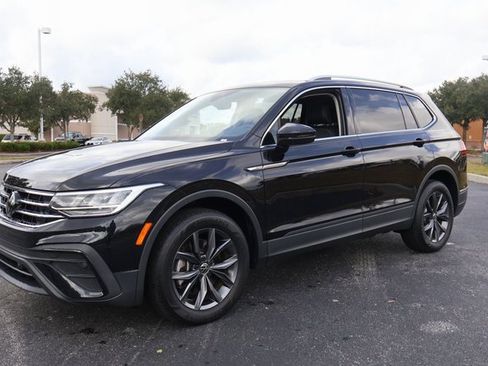 Certified 2022 Volkswagen Tiguan SE w/ Panoramic Sunroof Package image 3