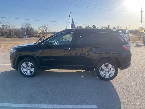 Used 2022 Jeep Compass Latitude w/ Convenience Group image 2