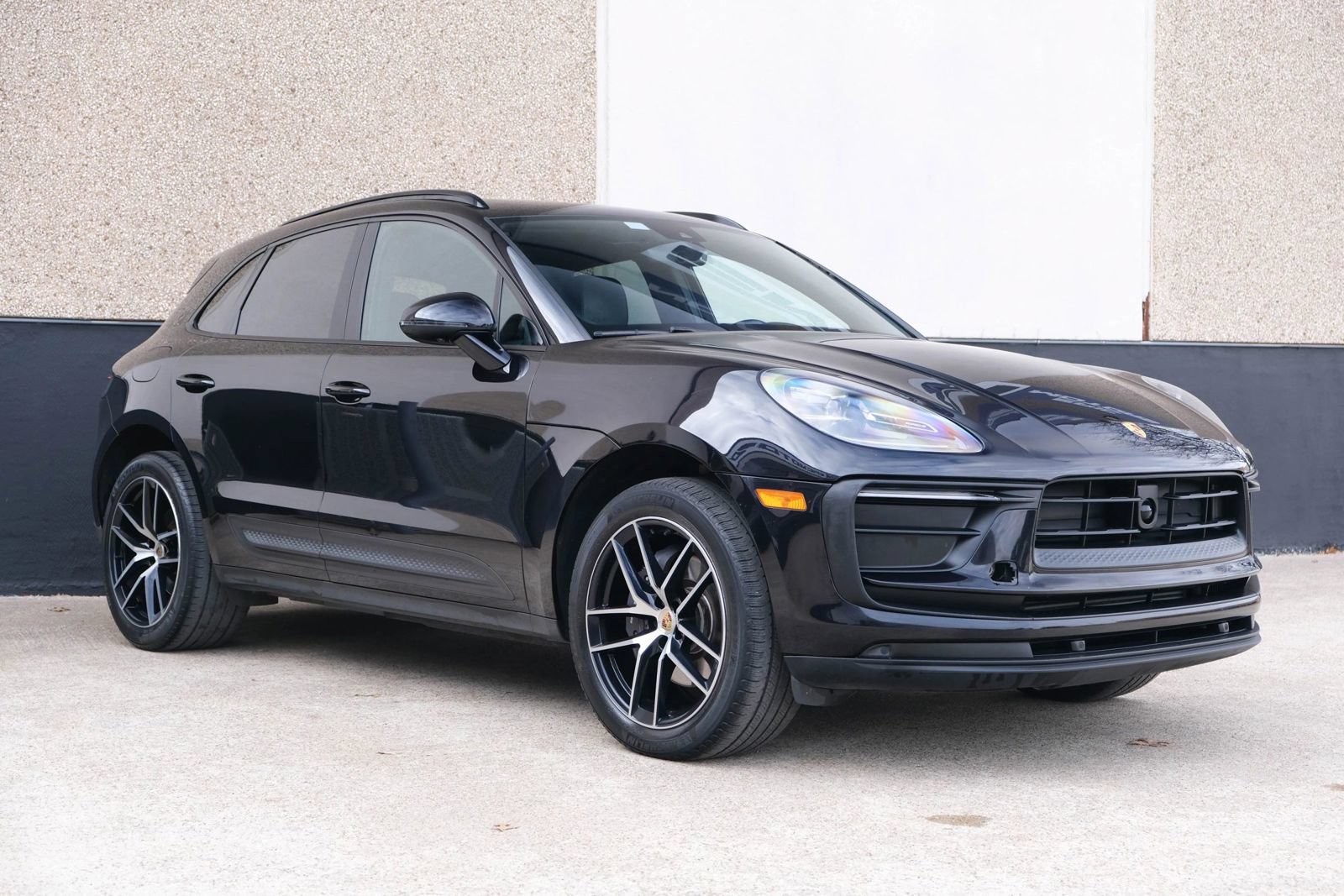 Used 2022 Porsche Macan w/ Premium Package Plus AWD/4WD image 4