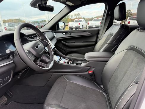 New 2025 Jeep Grand Cherokee Laredo image 9