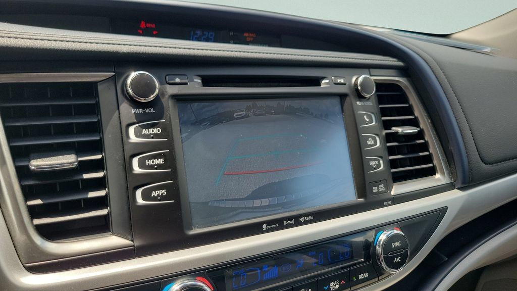 Used 2019 Toyota Highlander XLE AWD/4WD image 18
