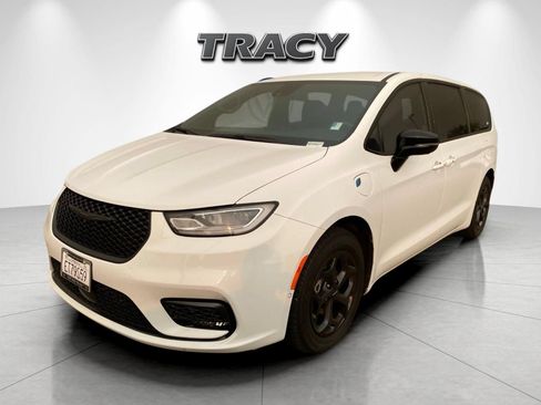 Used 2024 Chrysler Pacifica Limited FWD image 2