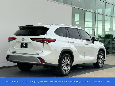 Used 2021 Toyota Highlander Platinum FWD image 4