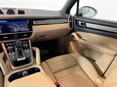 Certified 2023 Porsche Cayenne Platinum Edition image 23