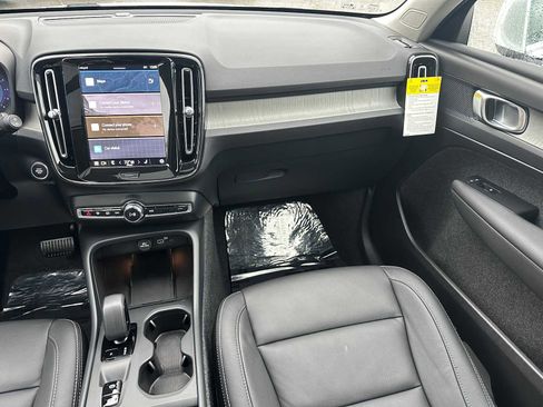Used 2025 Volvo XC40 B5 Core w/ Protection Package Premier image 18