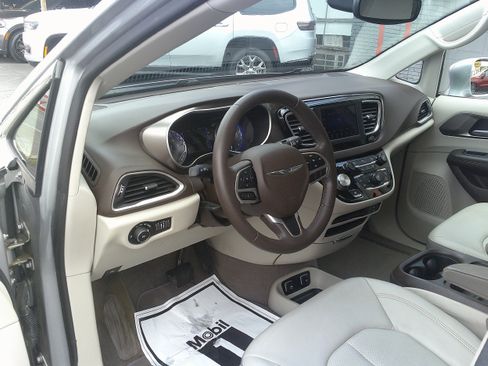 Used 2018 Chrysler Pacifica Touring-L FWD image 15