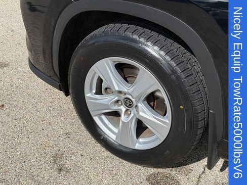 Used 2022 Toyota Highlander LE AWD/4WD image 10