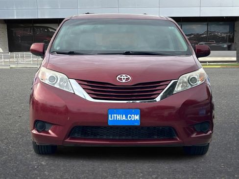 Used 2017 Toyota Sienna LE image 11