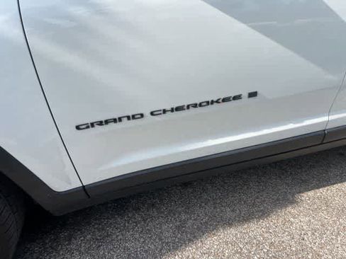 Used 2023 Jeep Grand Cherokee L Laredo RWD image 6