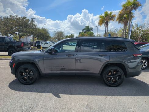 Certified 2023 Jeep Grand Cherokee L Laredo image 8