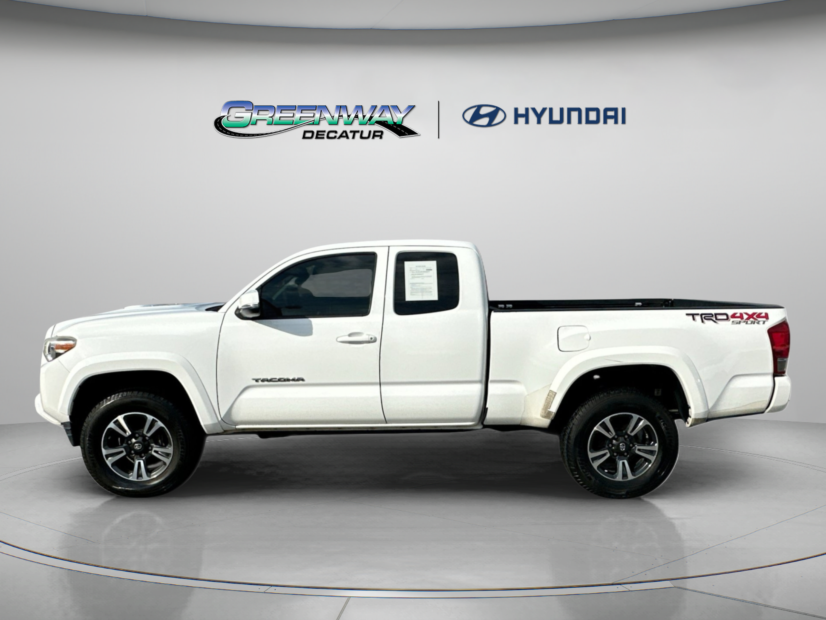 Used 2017 Toyota Tacoma TRD Sport w/ Tow Package (A/T) AWD/4WD image 5