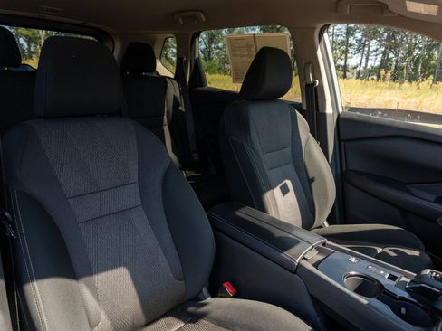 Used 2025 Nissan Rogue SV FWD image 19