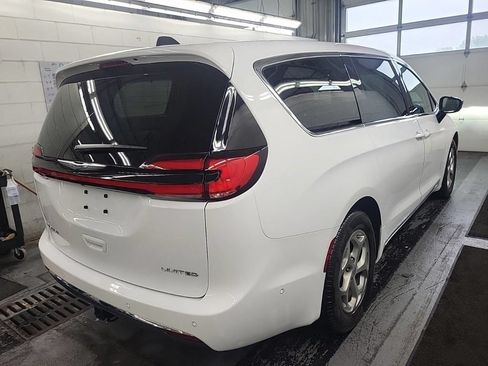 Used 2024 Chrysler Pacifica Limited w/ Uconnect Theater Family Group FWD image 12