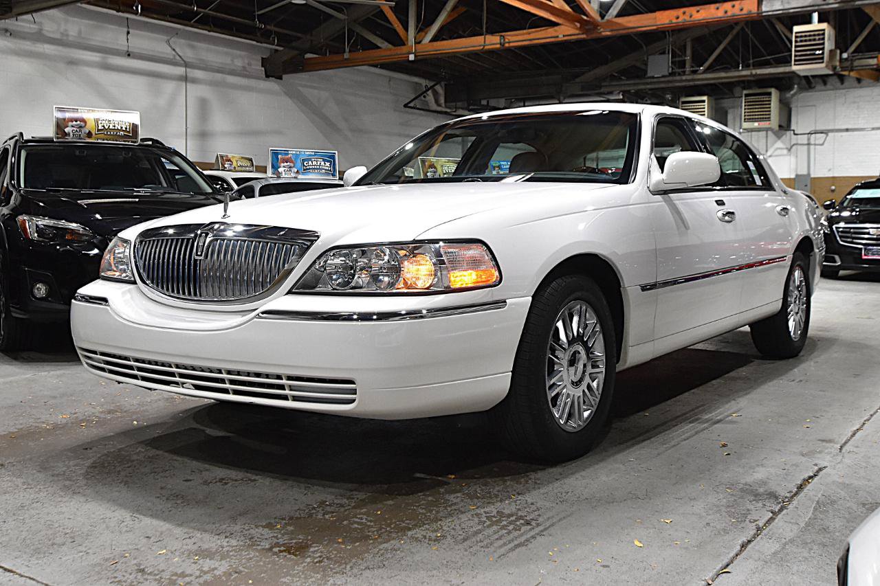 Used 2008 Lincoln Town Car Signature Limited RWD image 3