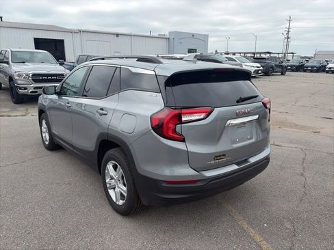 Used 2024 GMC Terrain SLE w/ Driver Convenience Package FWD image 4