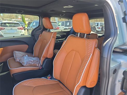 New 2026 Chrysler Pacifica Pinnacle image 14