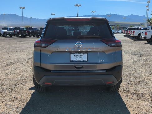 Used 2021 Nissan Rogue SV image 5