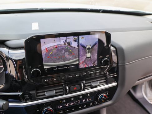 Used 2025 Nissan Pathfinder SL AWD/4WD image 21
